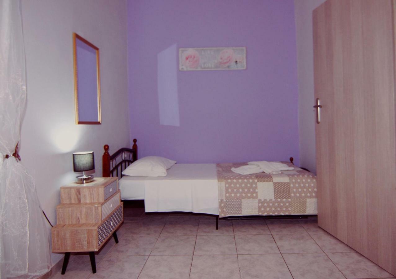 Maria's House In Front Of The Chrissi Akti Chania